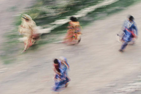 Aerial view of workers returning home from work in Udaipur, Rajasthan.Women often take their children to work. 